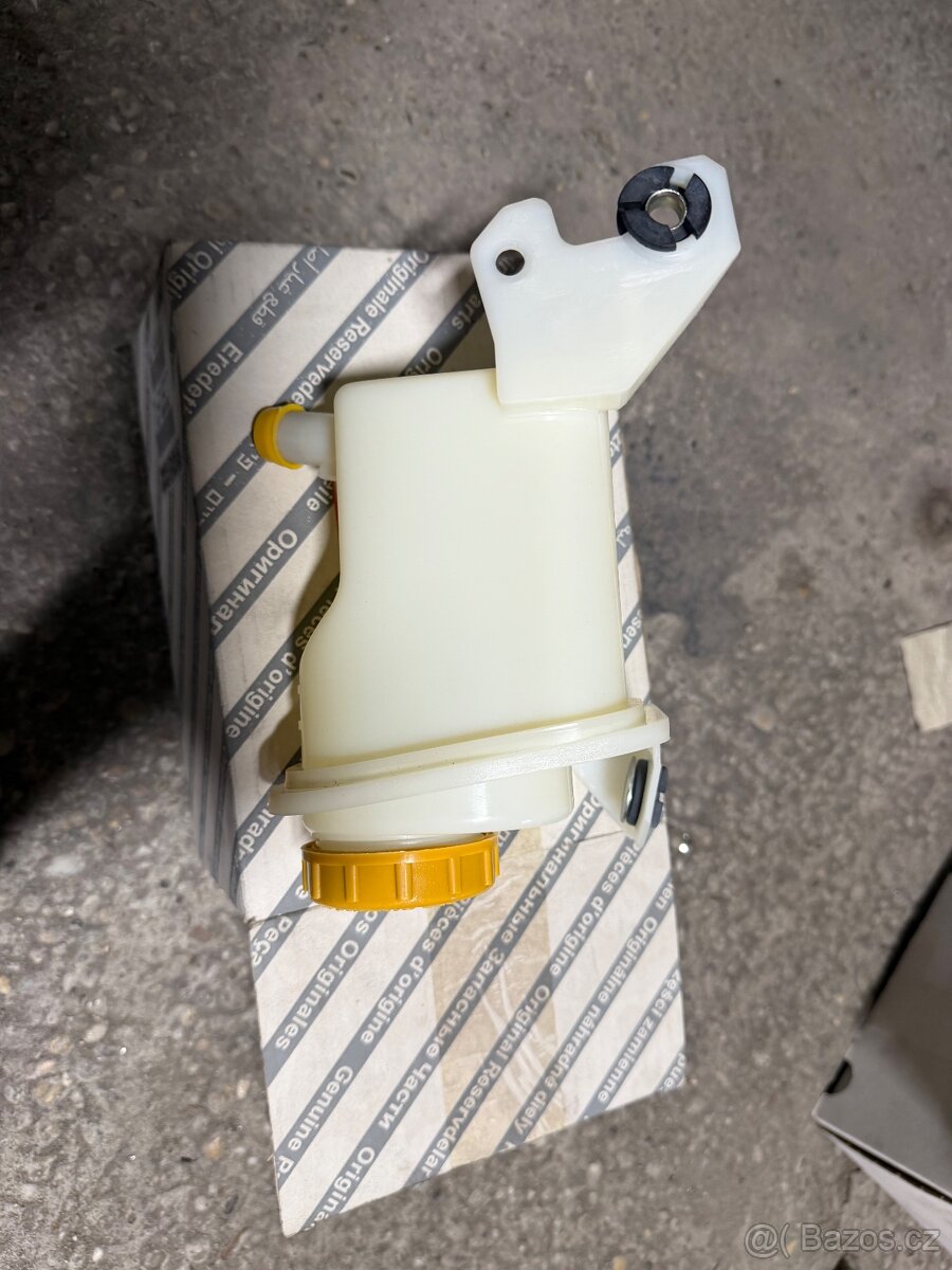 Vyrovnávacia nádobka oleja servoriadenia