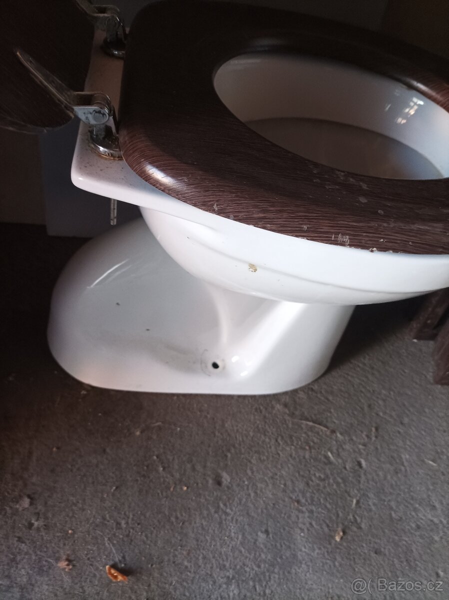 Záchod s dřevěným prkenkem