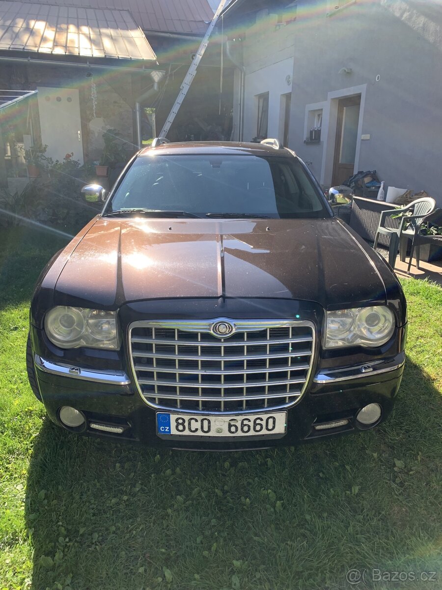 Chrysler 300c 5,7hemi AWD, tažné, LPG, po servisu