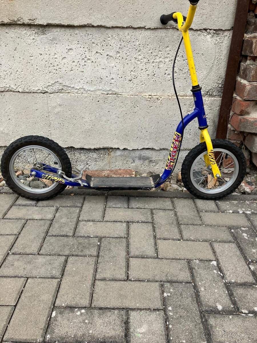 Dětská koloběžka s nafukovacími koly 12"