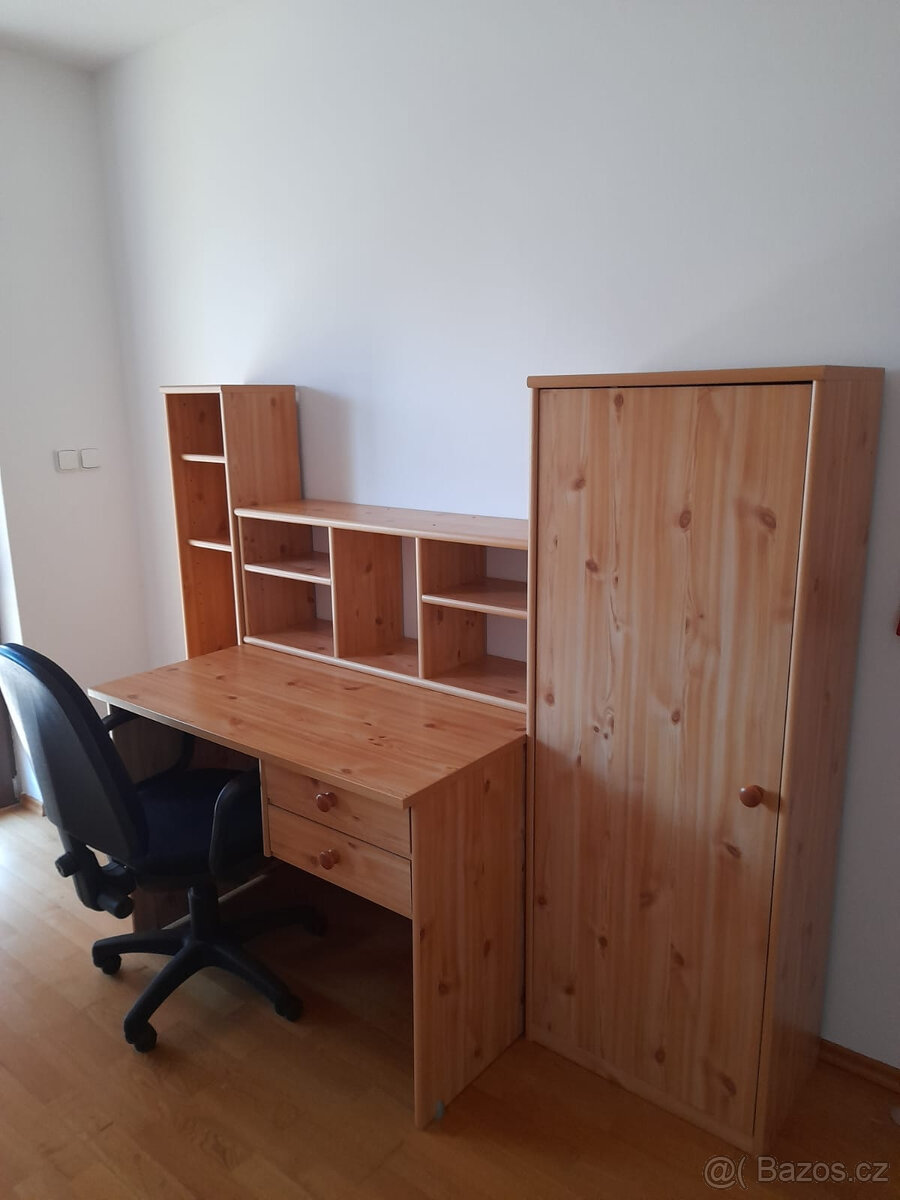 psací stůl se skříní a regály