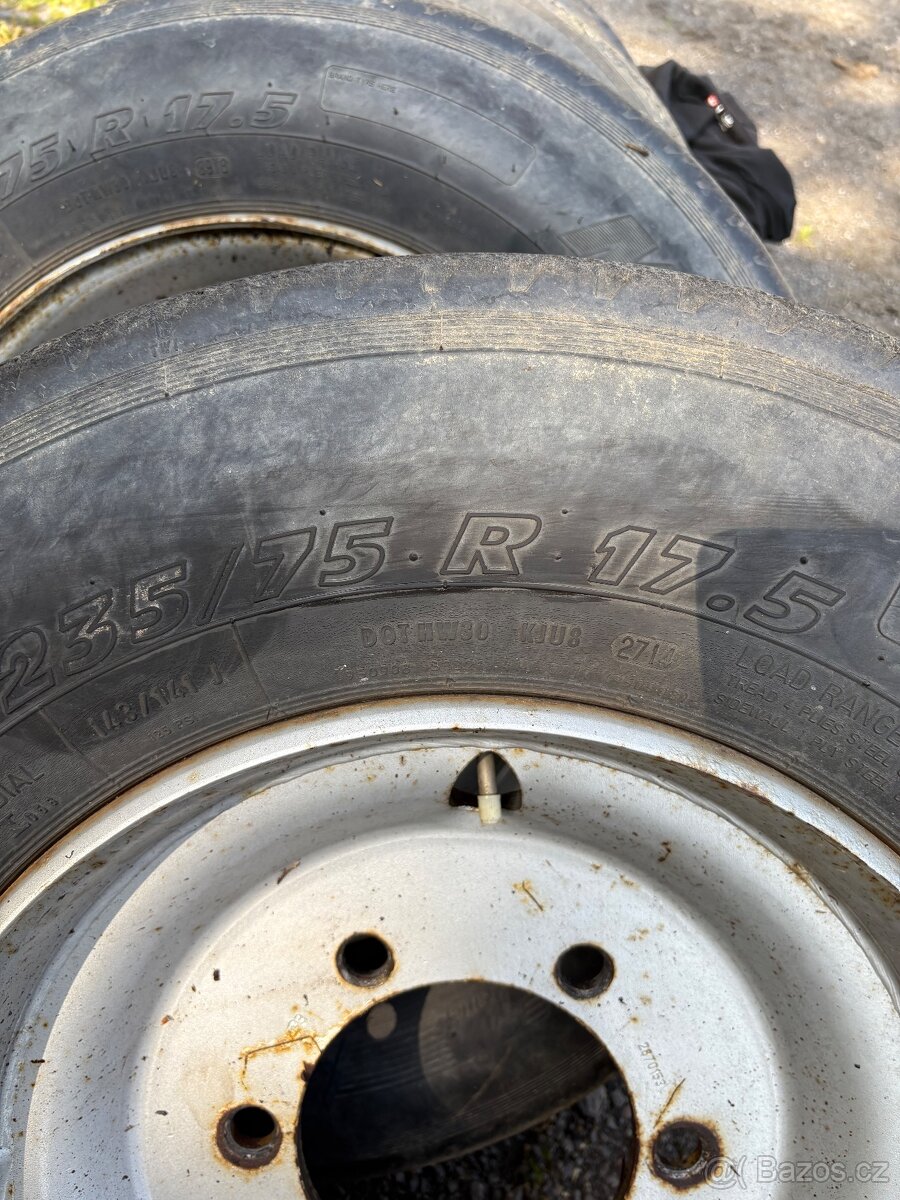 Prodám pneu 235/75-r17.5