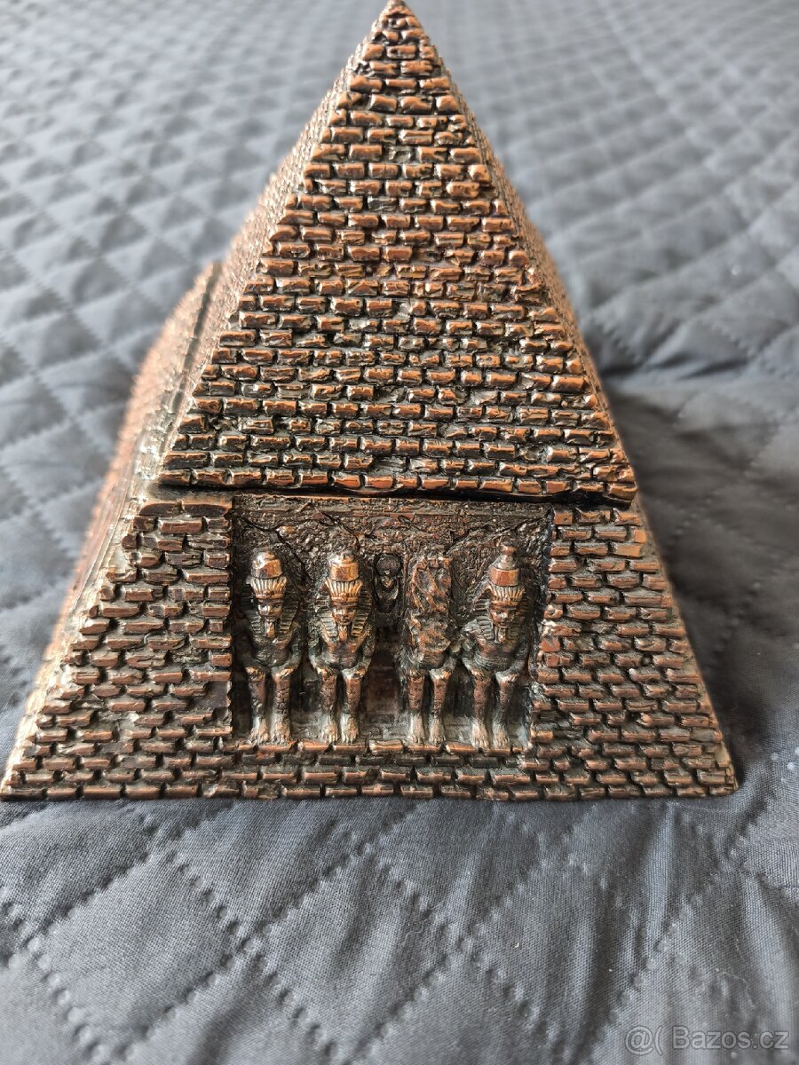 Soška pyramidy s úložným prostorem