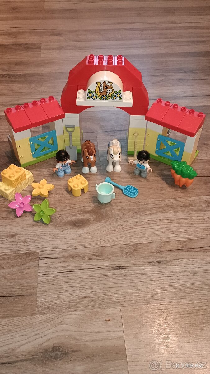 Lego Duplo stáj s koníky