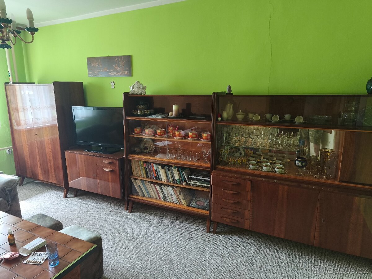 Obývací stěna, postel a skříně