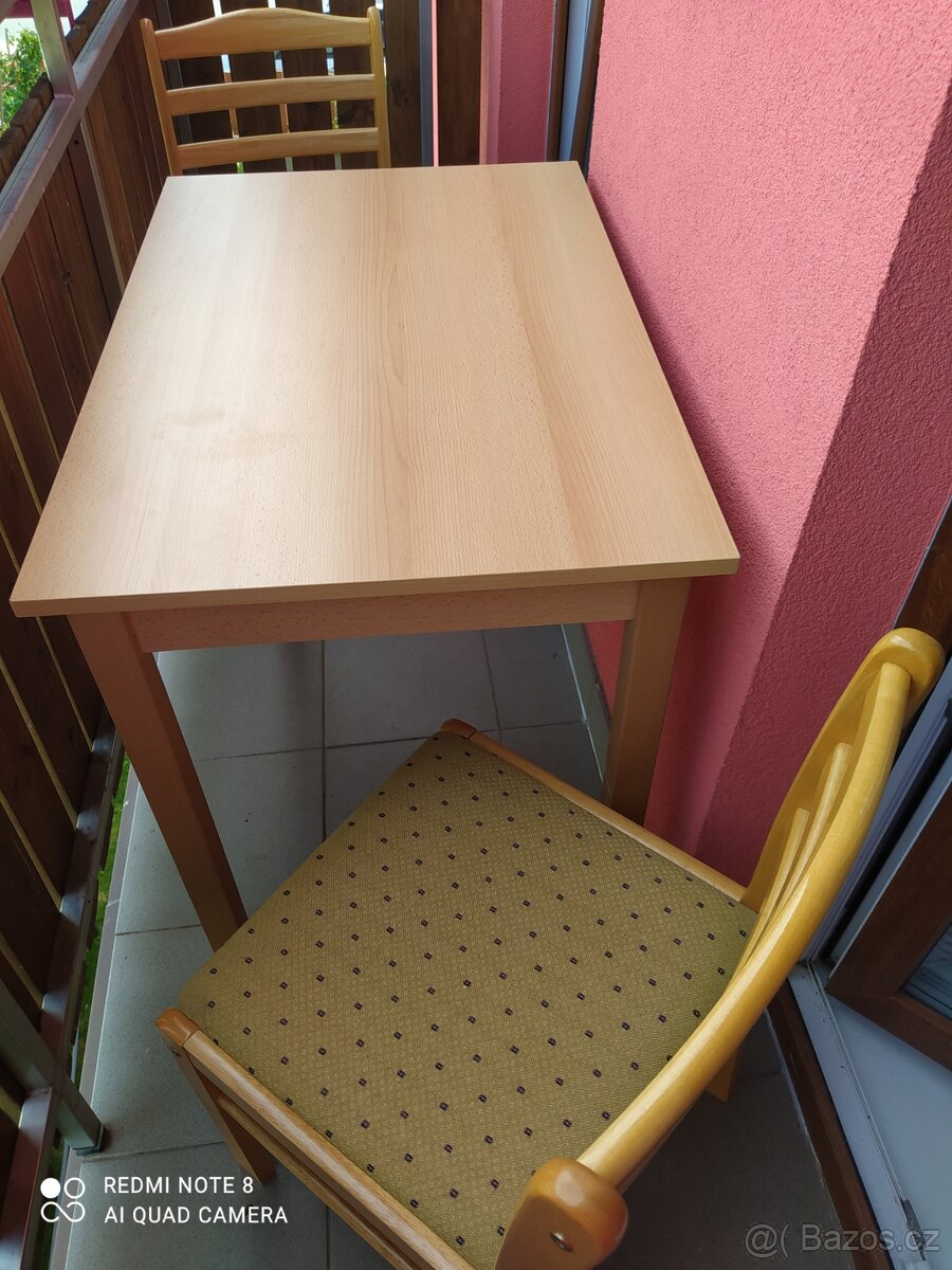 Kuchyňský stůl a dvě židle
