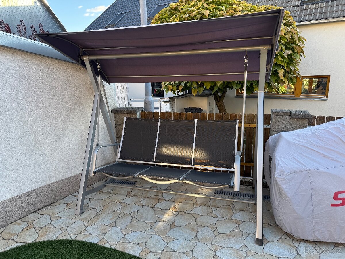 Zahradní houpačka 3osoby – čalounění perfektní, Brno