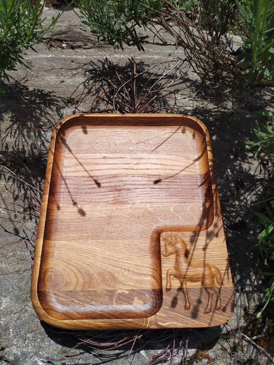 Prodám dubový tác s motivem koně