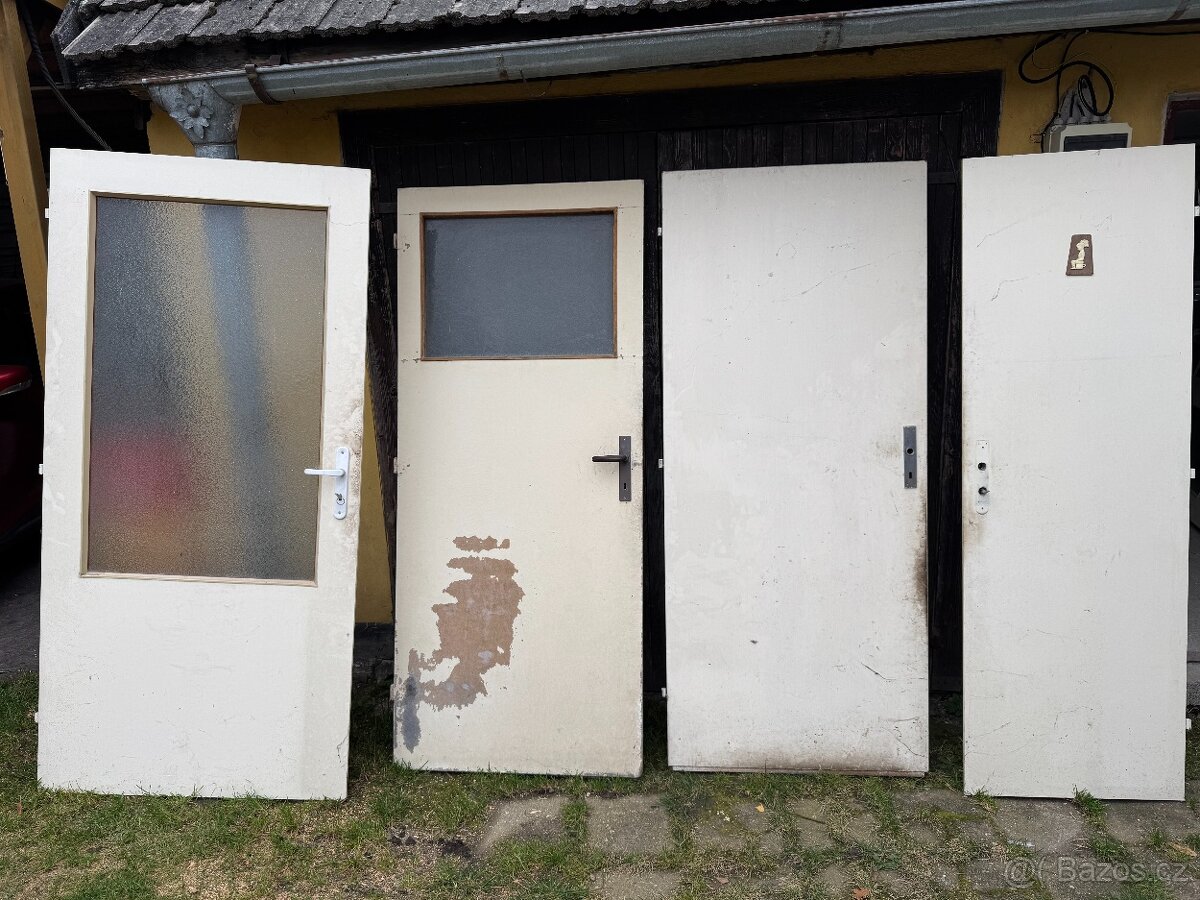 staré dveře včetně futer - vhodné na stavbu