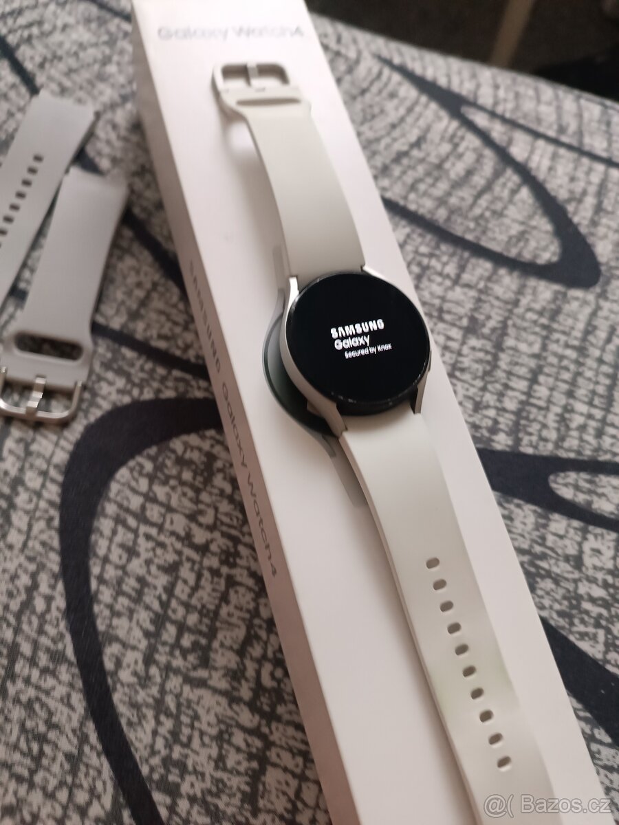Samsung Galaxy Watch 4 stříbrné