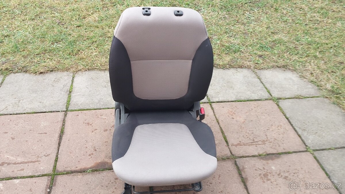 Mitsubishi L200 DID sedadlo spolujezdec