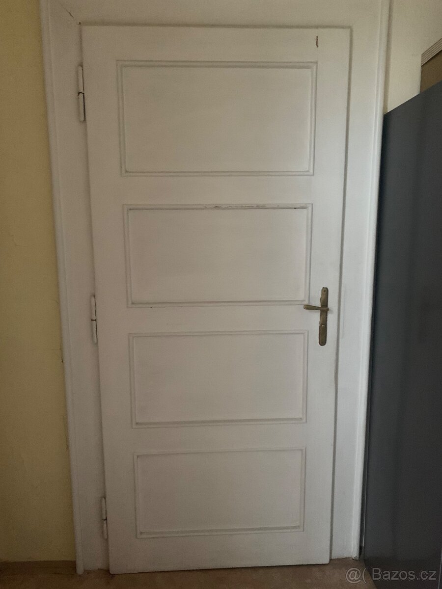 Dřevěné starožitné dveře s původním kováním a klíčemi 6x