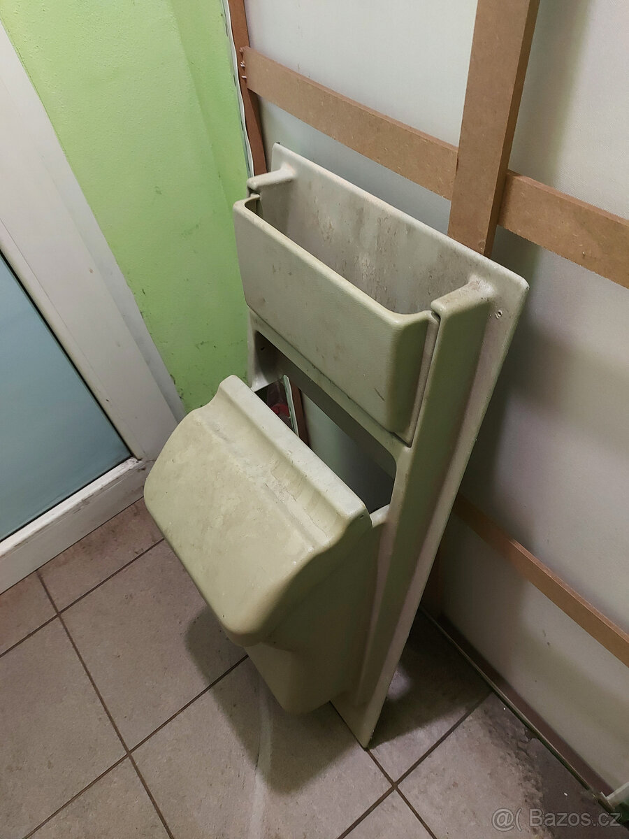 odpadkovy kos na dveře