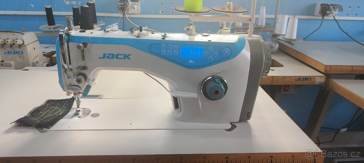 Průmyslový automatický šicí stroj Jack A4