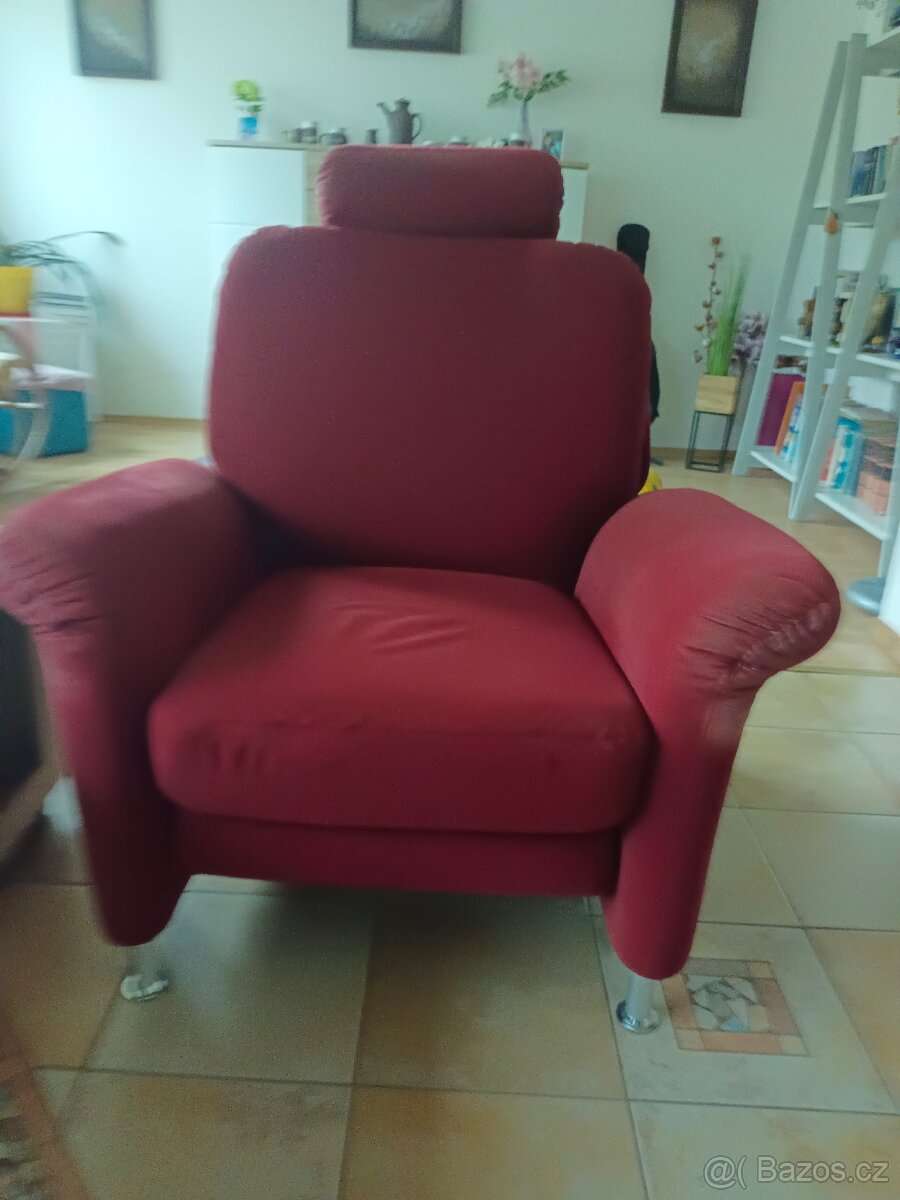 Polohovací křeslo.