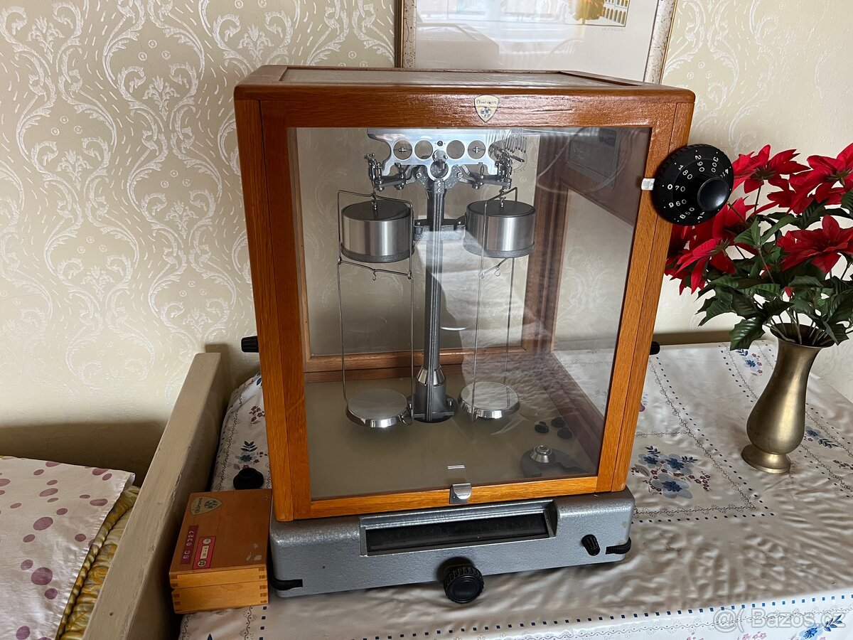Stará přesná lékárenská laboratorní váha