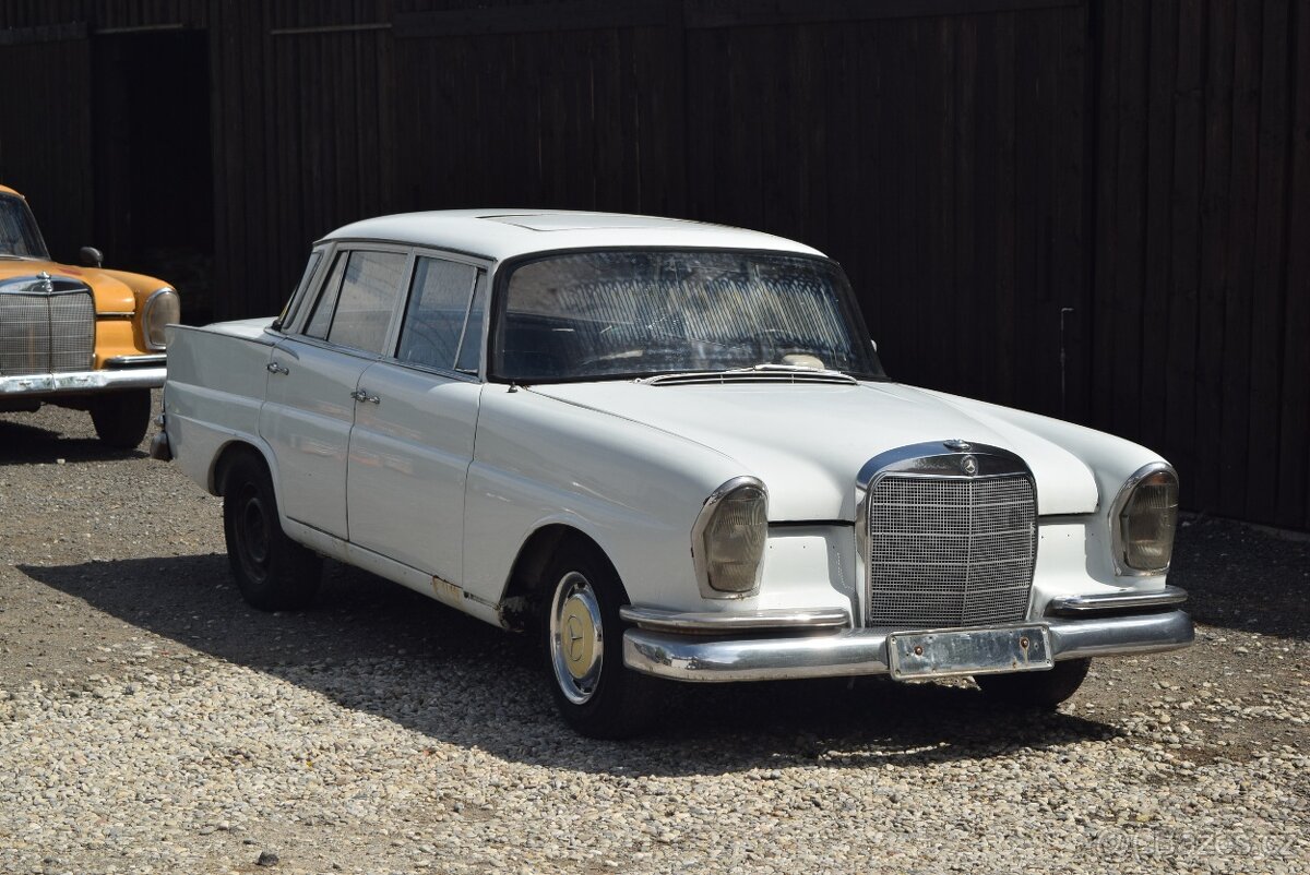 Mercedes-Benz W111 220b
