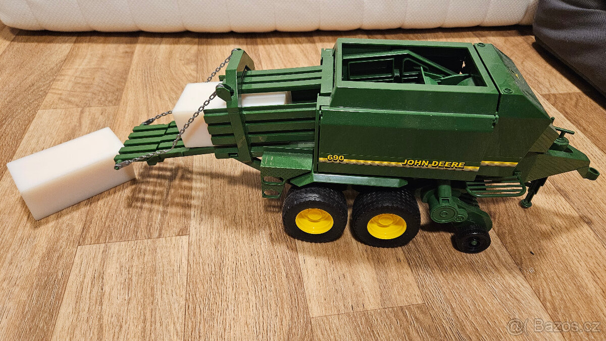 Bruder balíkovač John Deere 690