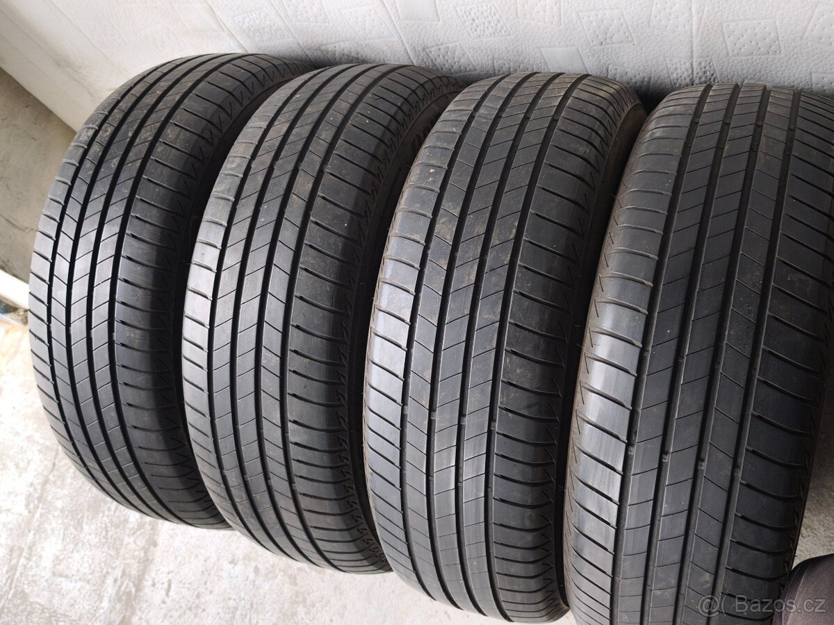235/65 r17 letní pneumatiky Bridgestone na SUV