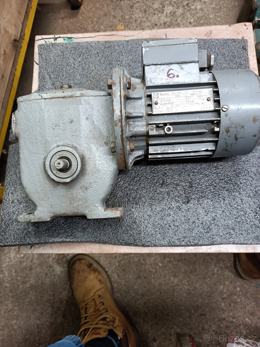 elektromotor s převodovkou