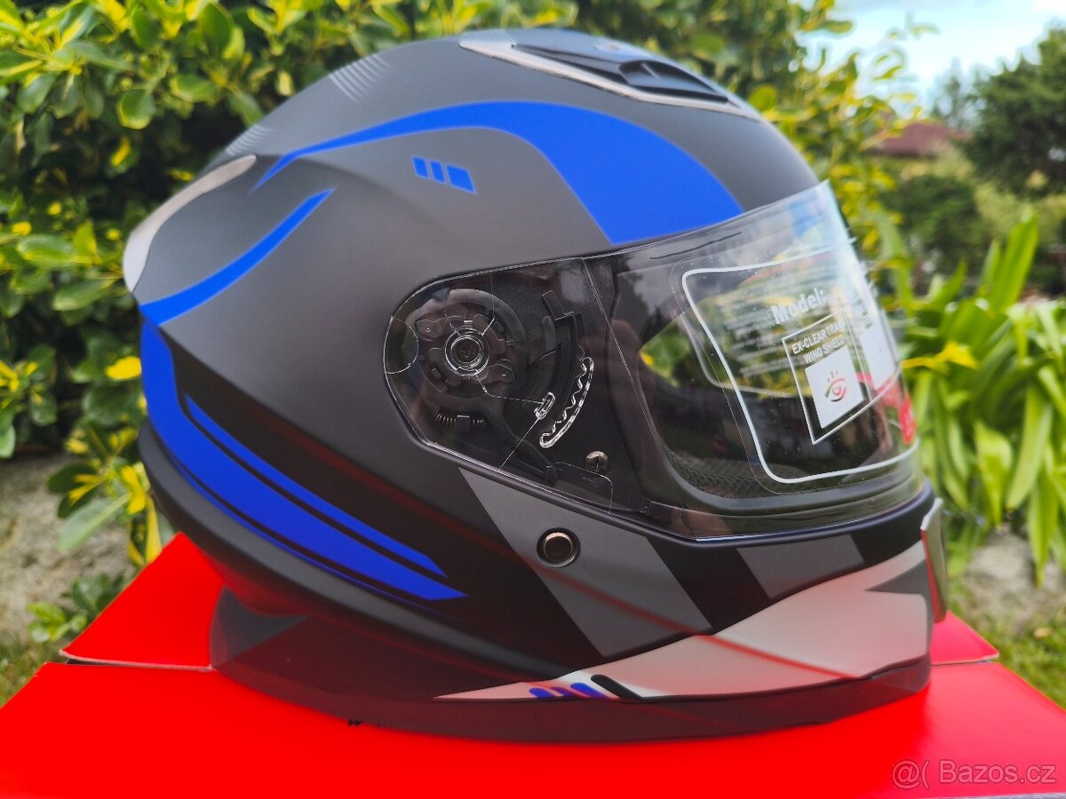 Přilba na motorku. Nová