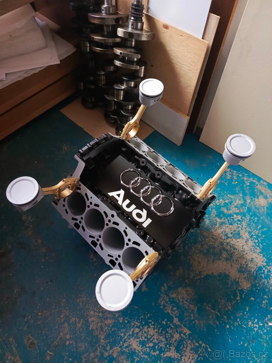 Konferenční stolek z bloku motoru V8 Audi .