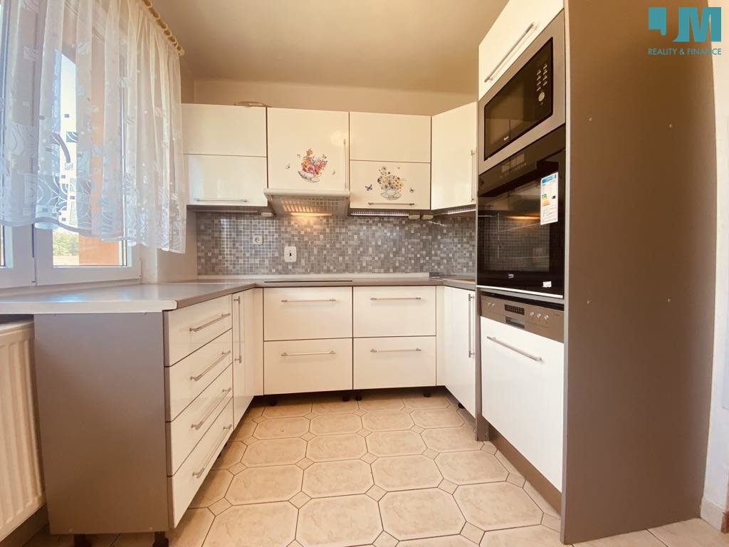 Prodej bytu 3+1 (64 m2) se zahrádkou, balkonem, garáží a skl