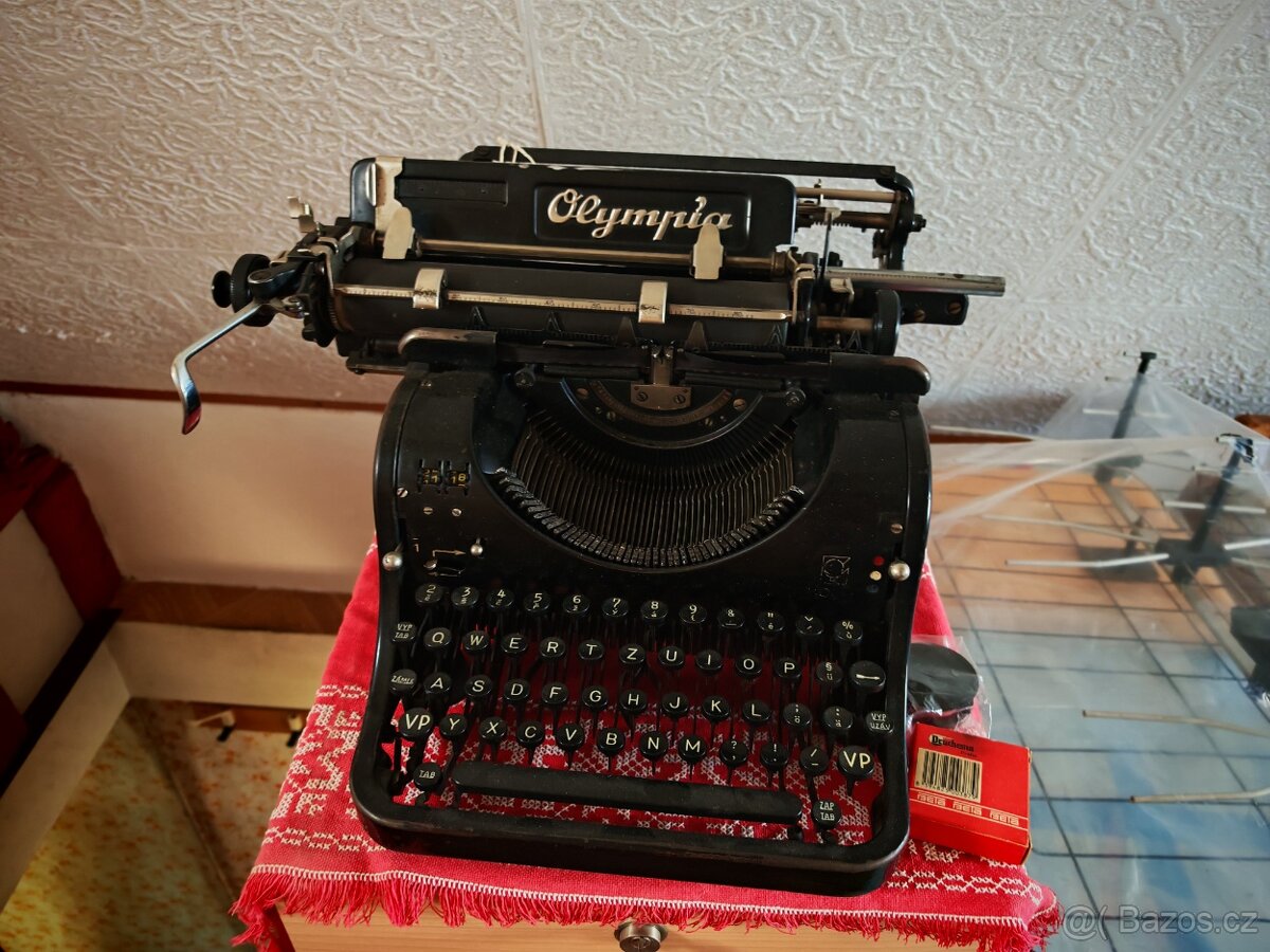 Psací stroj německé výroby značky OLYMPIA