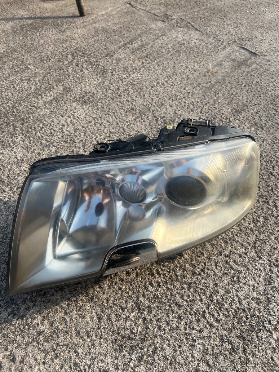 Přední levý světlomet Škoda Superb 1