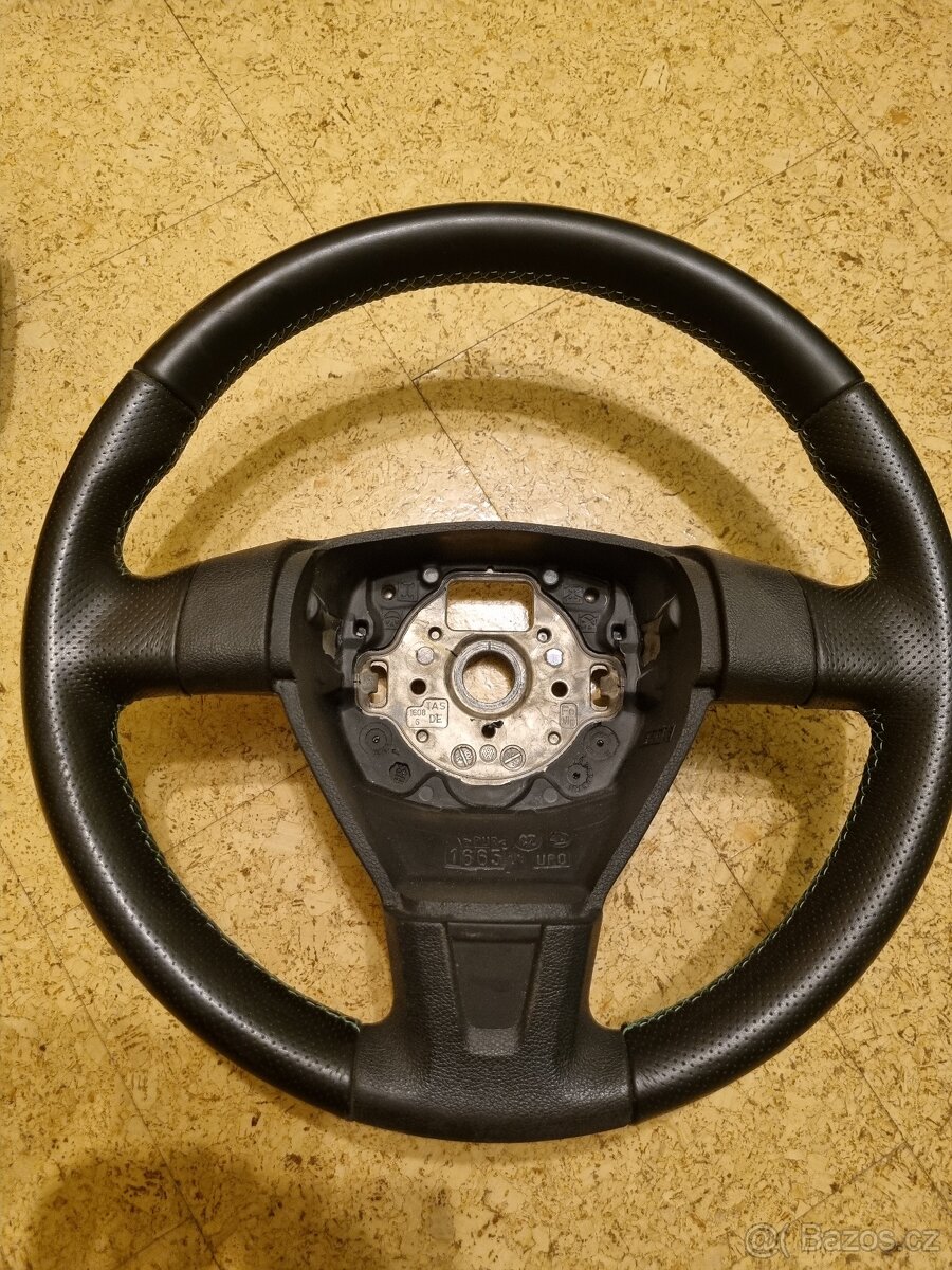 3-ramenný sportovní volant, zelené obšití