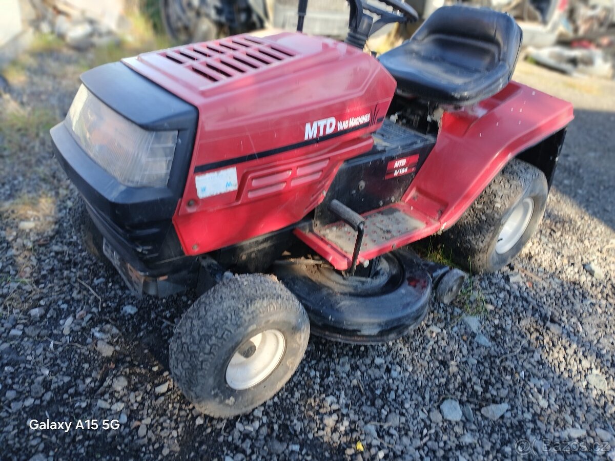 Zahradní traktor MTD