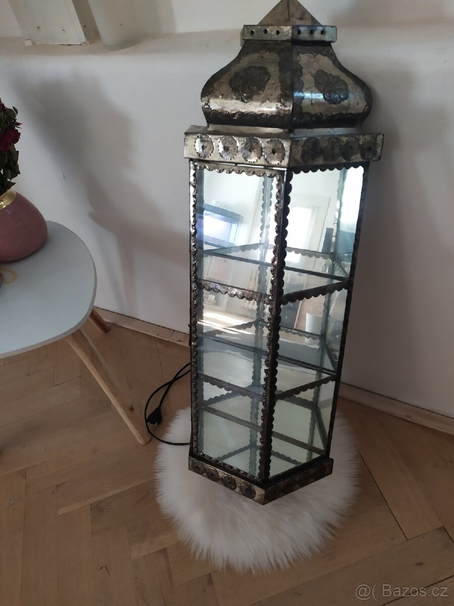 Prosklenná závěsná skříňka