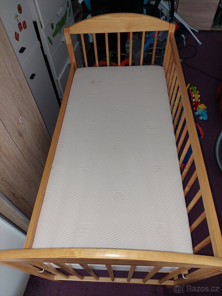 Dětská postýlka s matrací
