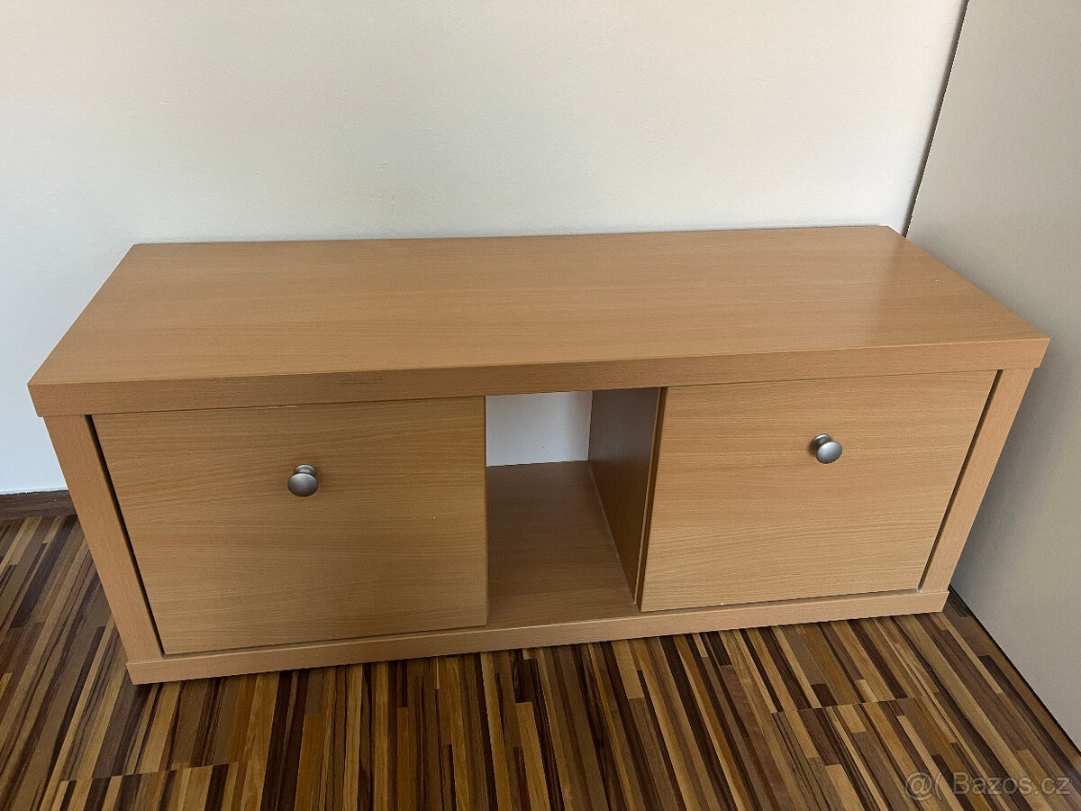 Nízky bytelný stolek, TV