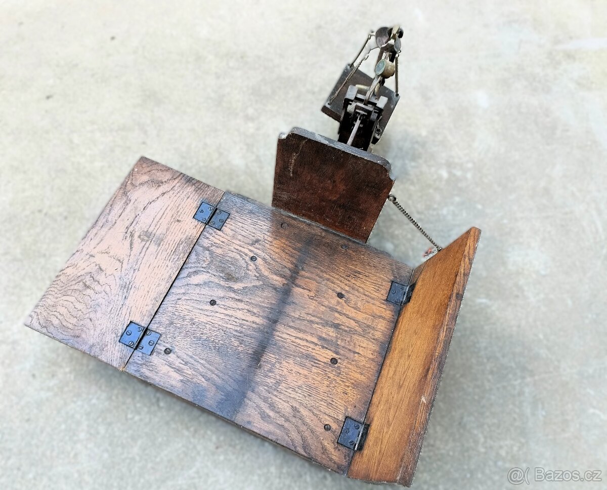 Dřevěné plošinové váhy a mosazná závaží