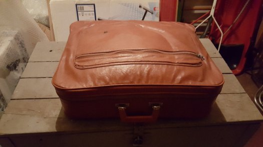 Lehký kožený kufr.