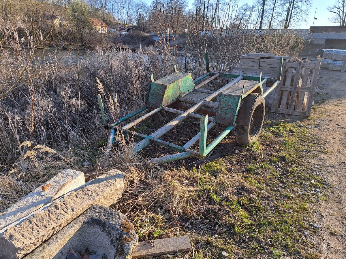 Přívěs, kára za traktor, s pevnou nápravou