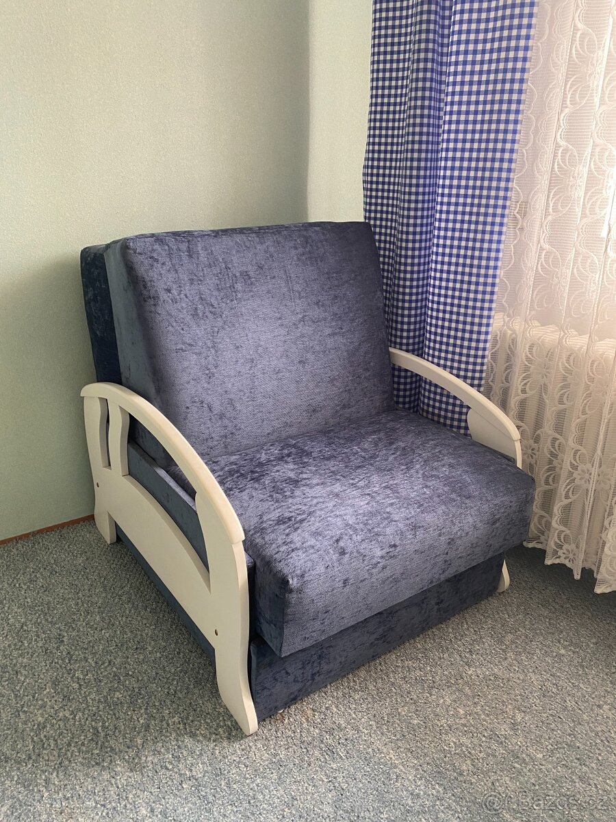 Modré masivní rozkládací křeslo