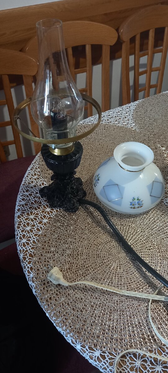 Stolní starožitná elektrická lampa