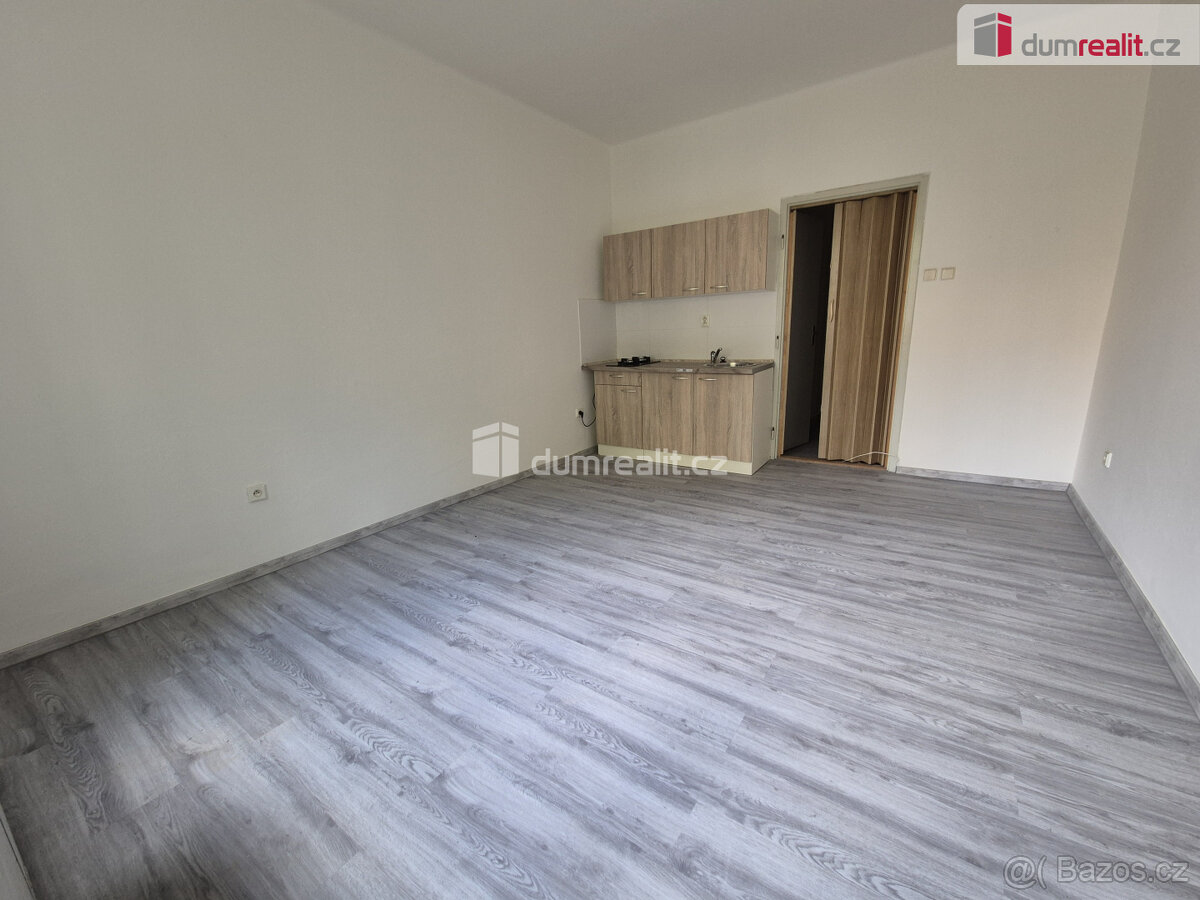 Pronájem 1+kk 23m2 Praha 10 Vršovice činžovní dům nezařízený
