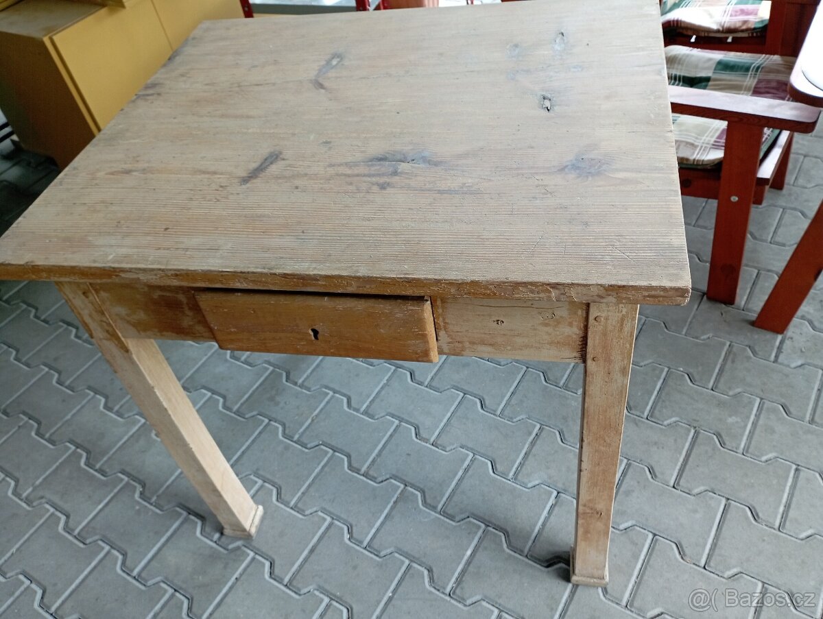 Starožitný stůl se zásuvkou