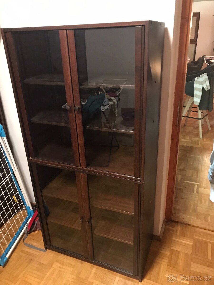 4x prosklené skříňky ZDARMA