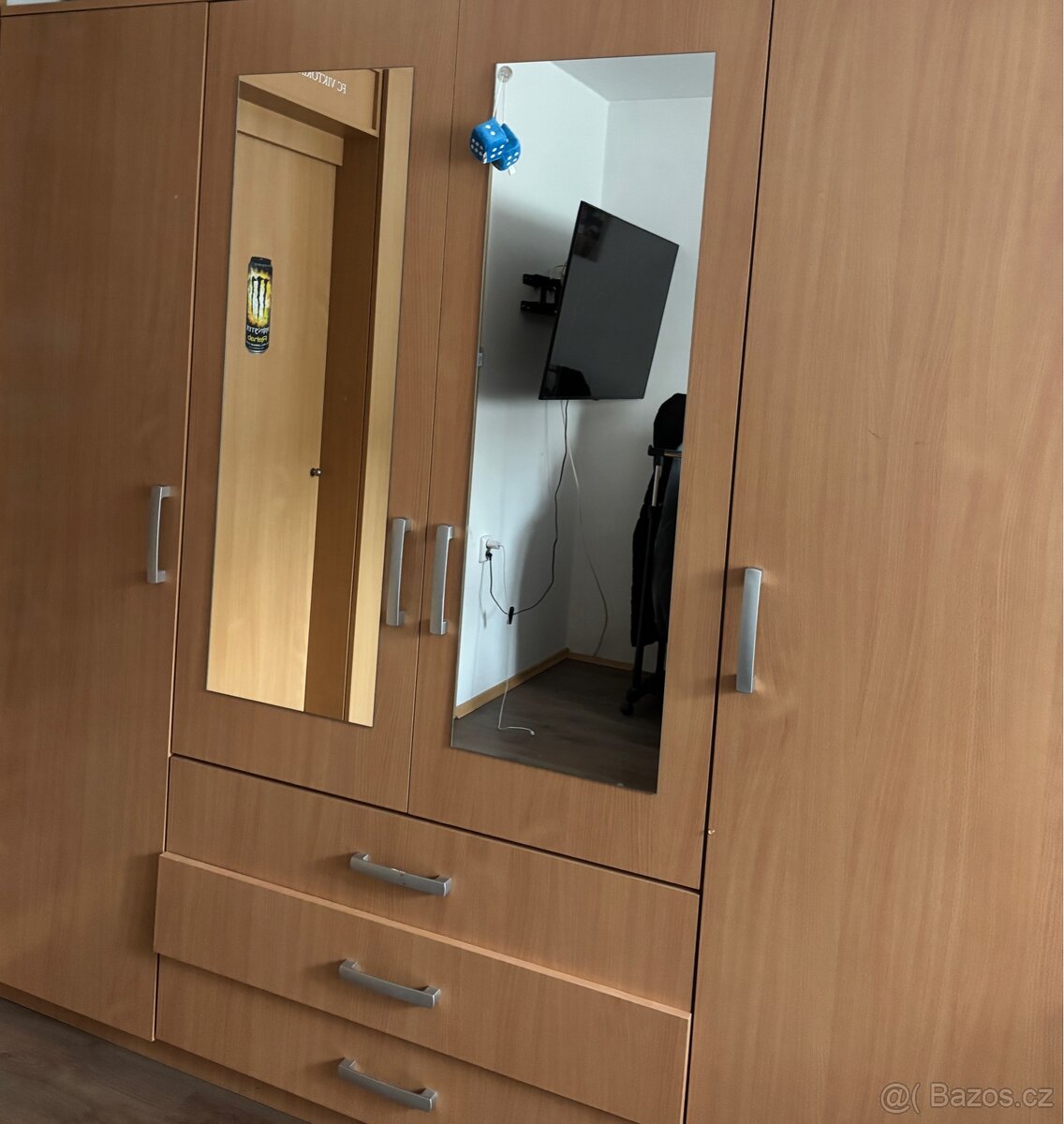 Šatní dřevěná skříň se zrcadlem