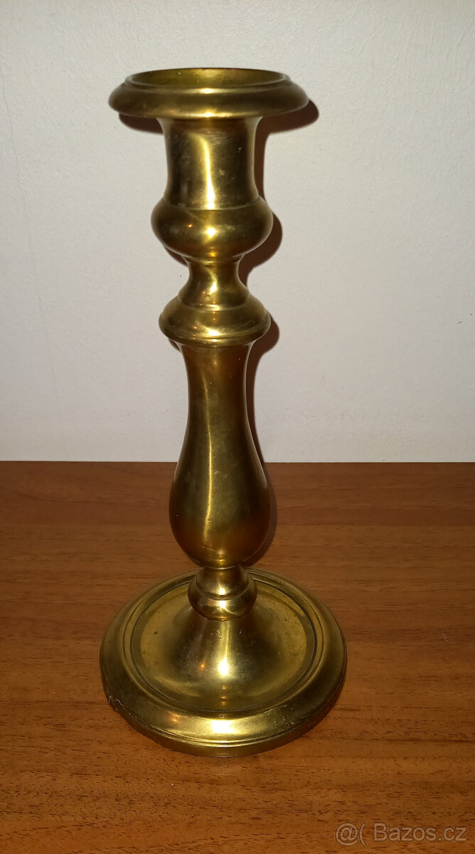Sarožitný mosazný svícen 22 cm.