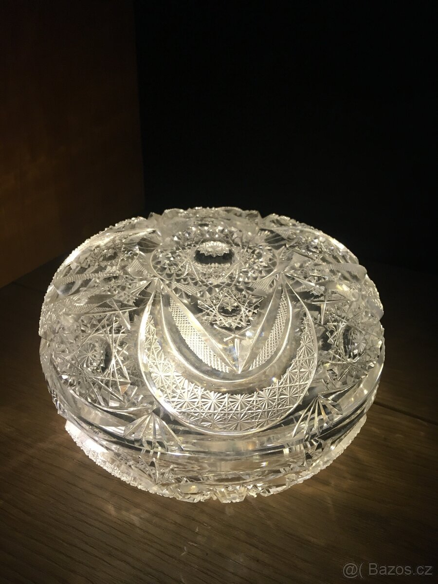 Broušená dóza s víkem