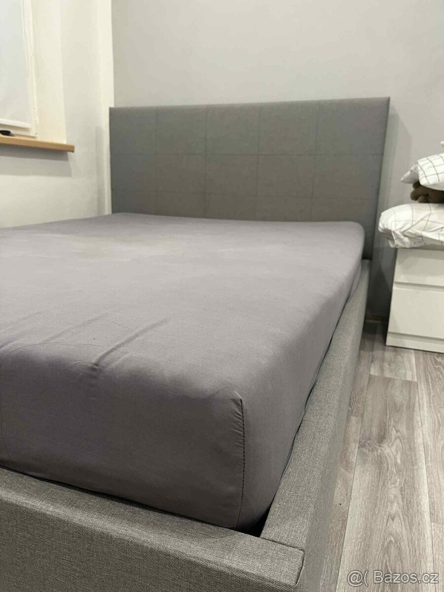 Krásná polstrovaná postel 140x200