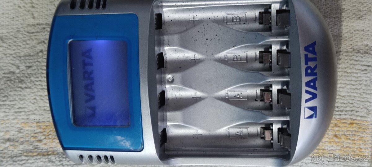 Varta nabíječka na AAA, a AA baterie 57070 12V