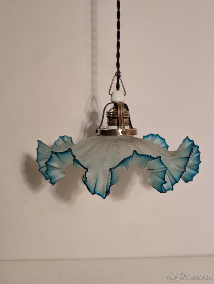 stará stahovačka, lustr, krajkové původní stínidlo