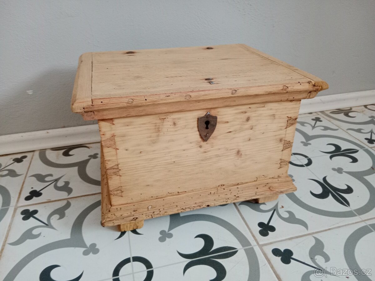 Stará, malá truhllička, truhla po renovaci