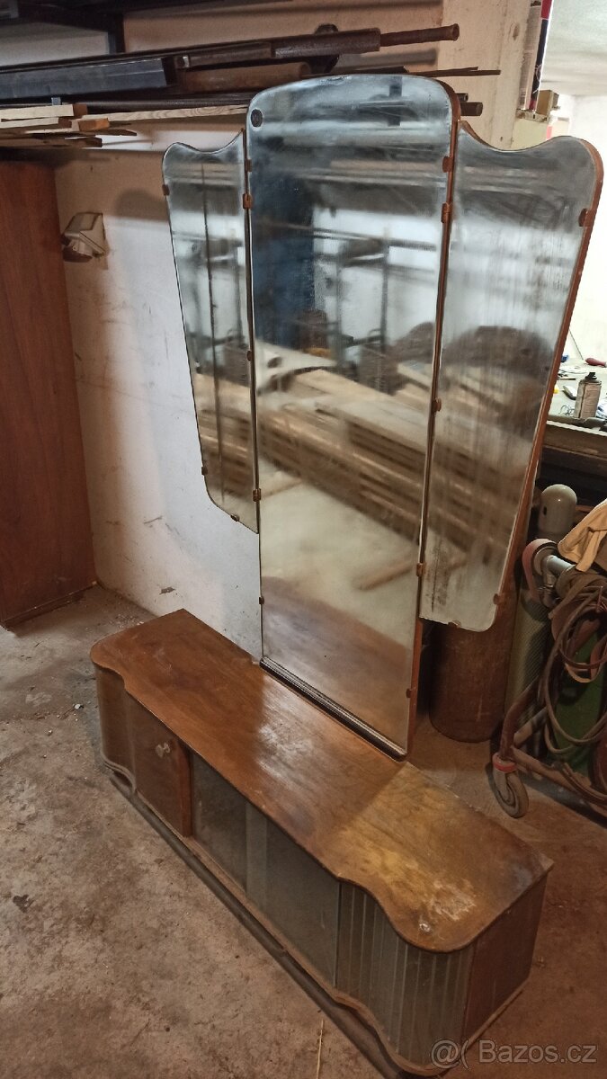 Zrcadlová "starožitná" skříň